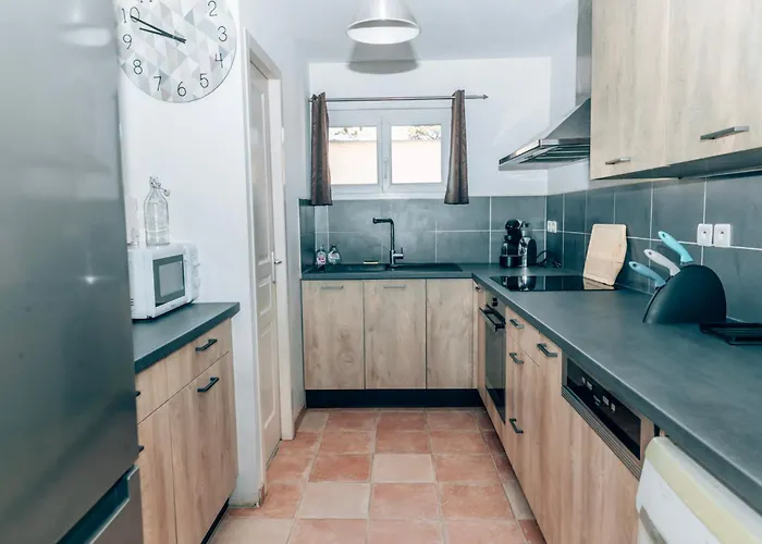 Semesterbostad Maison Familiale Avec Piscine Privee A Pied Frais De Gestion Du Sejour 160e En Supplement A L'arrivee Family With Private Pool Within Walking Distance Management Fee 160e Payable Upon Arrival Sainte-Maxime