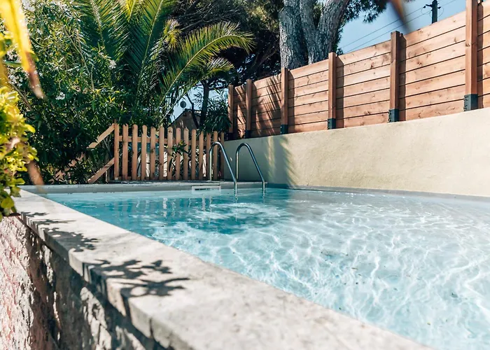 Semesterbostad Maison Familiale Avec Piscine Privee A Pied Frais De Gestion Du Sejour 160e En Supplement A L'arrivee Family With Private Pool Within Walking Distance Management Fee 160e Payable Upon Arrival