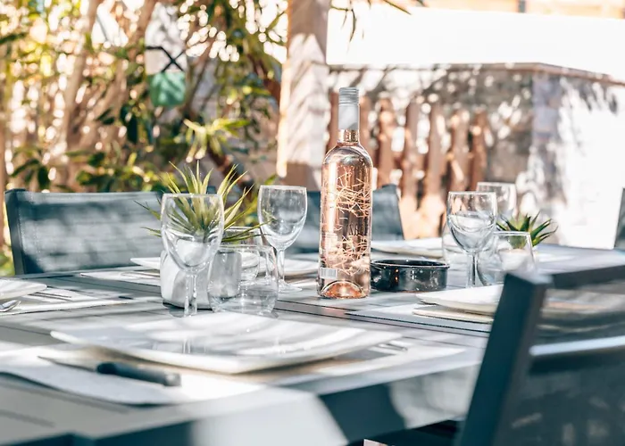 Maison Familiale Avec Piscine Privée à Pied Frais De Gestion Du 160e En Supplément à L'arrivée Family With Private Pool Within Walking Distance Management Fee 160e Payable Upon Arrival